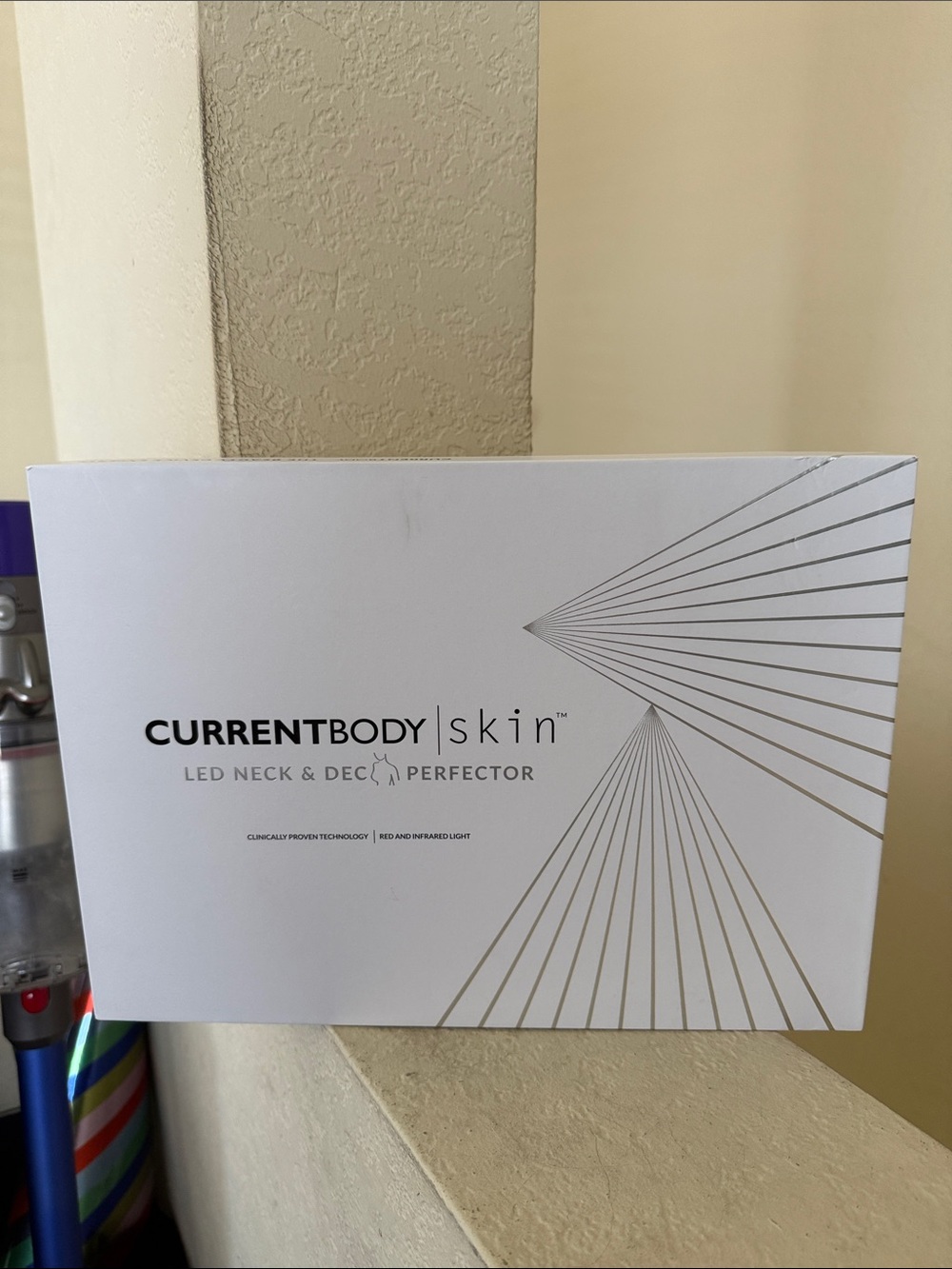CurrentBody Skin LED Neck & Décolleté Perfector — White